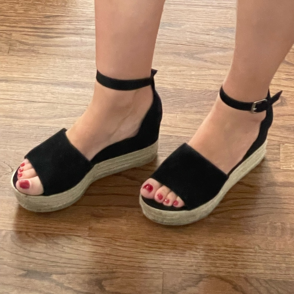 Black wedges
